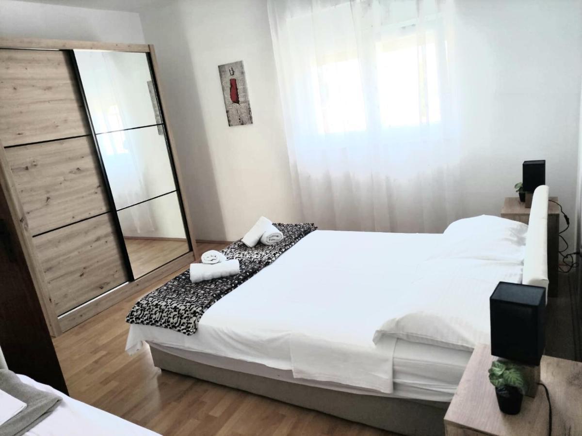 Apartments"Nika" With Private Pool Galovac  Luaran gambar