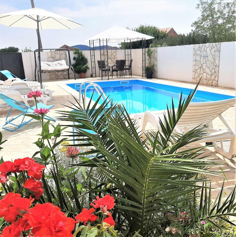 Apartments"Nika" With Private Pool Galovac  Luaran gambar