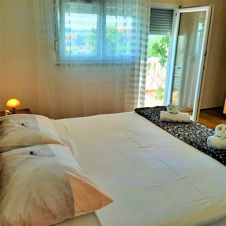Apartments"Nika" With Private Pool Galovac  Luaran gambar