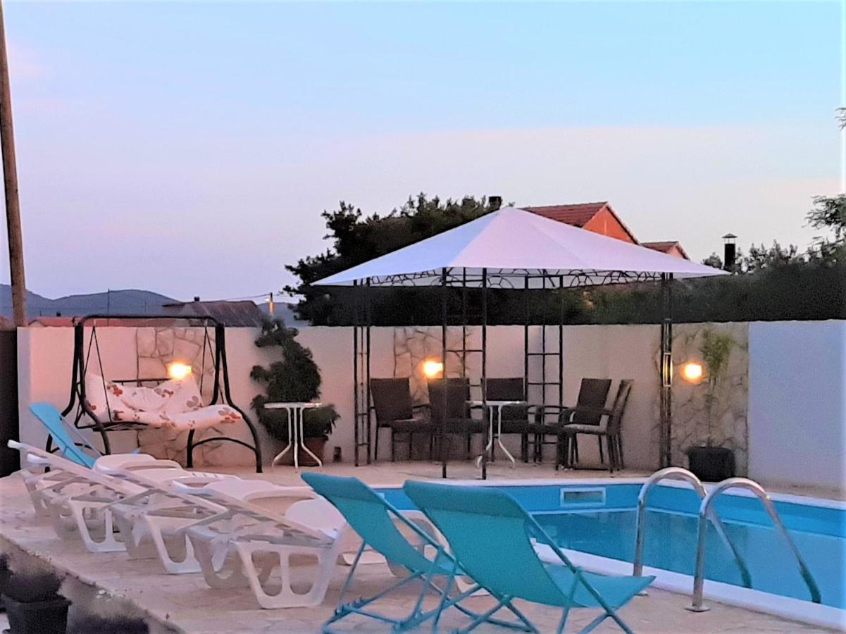 Apartments"Nika" With Private Pool Galovac  Luaran gambar